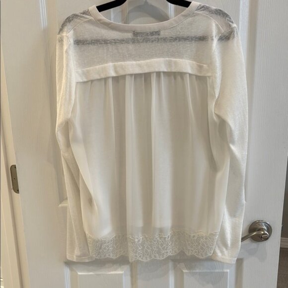 Vici—Sugarlips White V-Neck Relaxed Blouse - Picture 4 of 7